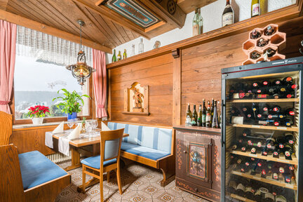Cosy restaurant with a well-stocked wine cabinet knollhof-12